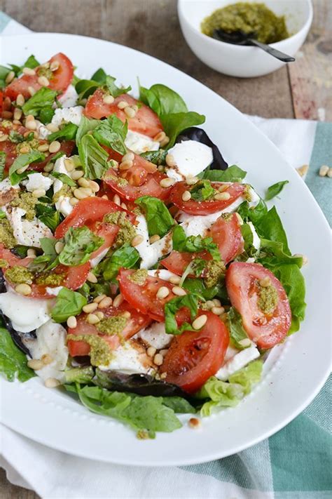 How many sugar are in capresesalade met kip (medium) - calories, carbs, nutrition