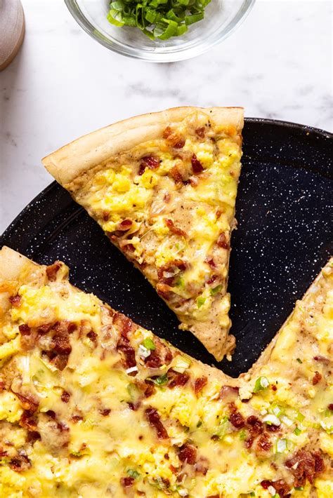 How many sugar are in cheese and bacon breakfast pizza - calories, carbs, nutrition