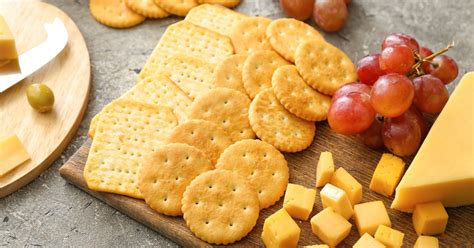 How many sugar are in cheese crackers with grapes - calories, carbs, nutrition