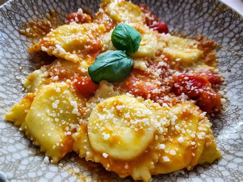 How many sugar are in cheese ravioli, with sauce - calories, carbs, nutrition