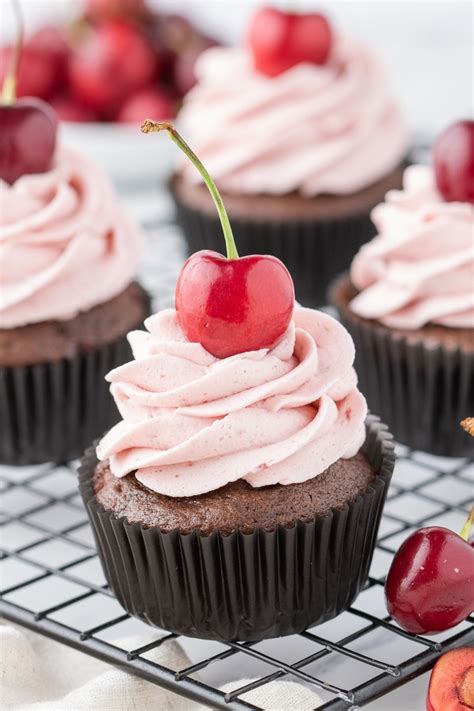 How many sugar are in cherry crumb cupcake - calories, carbs, nutrition