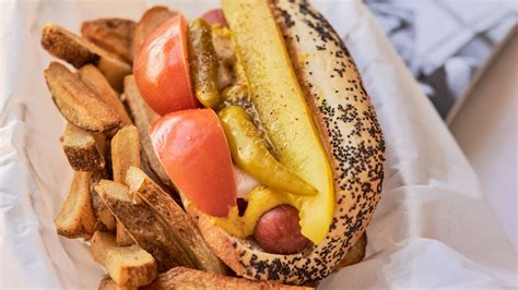 How many sugar are in chicago hot dog - calories, carbs, nutrition