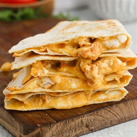 How many sugar are in chicken and cheese quesadilla - calories, carbs, nutrition