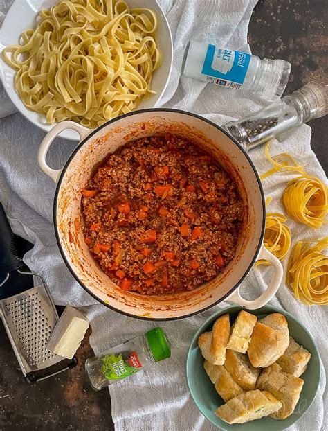 How many sugar are in chicken and pork bolognese sauce (23199.18) - calories, carbs, nutrition