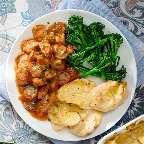 How many sugar are in chicken chasseur served with roast potatoes - calories, carbs, nutrition