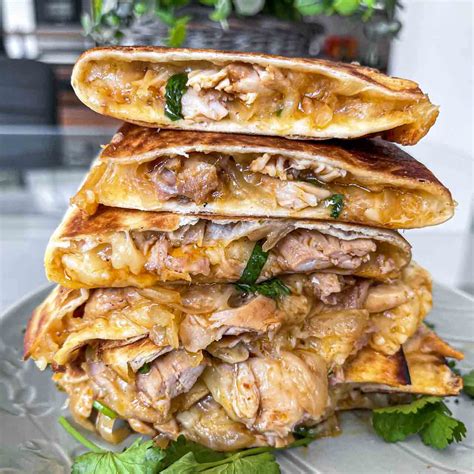 How many sugar are in chicken chipotle quesadilla - calories, carbs, nutrition