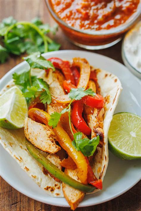 How many sugar are in chicken fajitas with sour cream and salsa - calories, carbs, nutrition