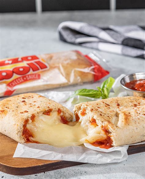 How many sugar are in chicken parmesan pizzaboli - calories, carbs, nutrition