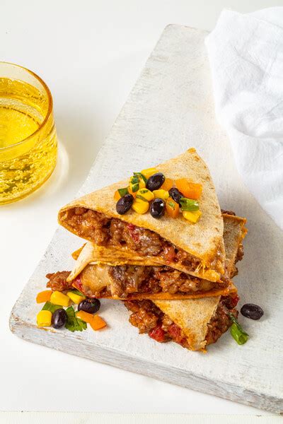 How many sugar are in chili cheese quesadilla - calories, carbs, nutrition