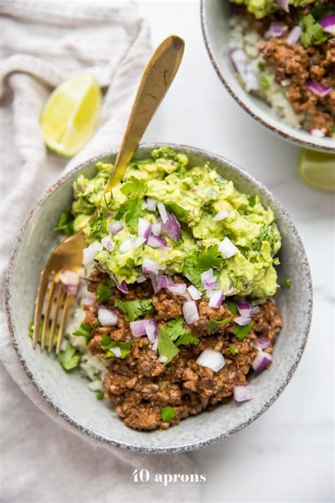 How many sugar are in chipotle beef on tortillas with avocado - calories, carbs, nutrition