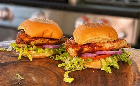 How many sugar are in chipotle chicken sandwich - calories, carbs, nutrition