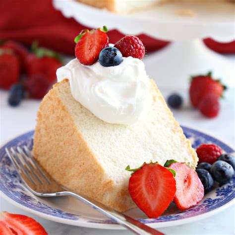 How many sugar are in chocolate angel food cake w/strawberries - calories, carbs, nutrition