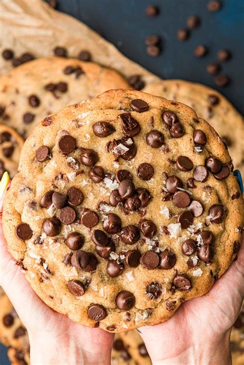 How many sugar are in chocolate chip cookie large - calories, carbs, nutrition