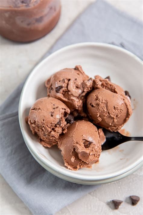 How many sugar are in chocolate chip ice cream - calories, carbs, nutrition