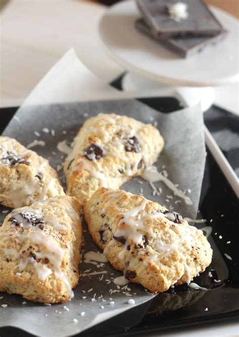 How many sugar are in chocolate chunk scone - calories, carbs, nutrition