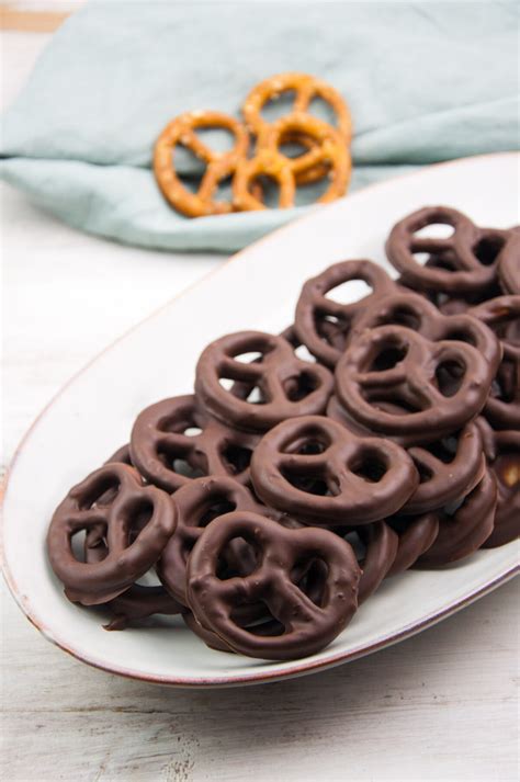 How many sugar are in chocolate covered pretzels - calories, carbs, nutrition