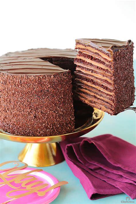 How many sugar are in chocolate layer cake - calories, carbs, nutrition