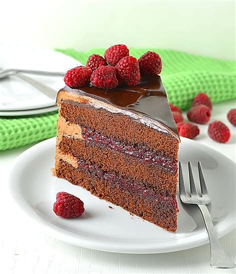 How many sugar are in chocolate raspberry cake - calories, carbs, nutrition