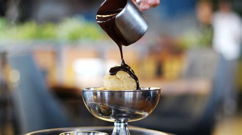 How many sugar are in chocolate sauce (14076.0) - calories, carbs, nutrition