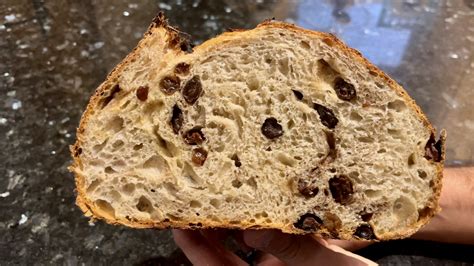 How many sugar are in cinnamon raisin bread - calories, carbs, nutrition