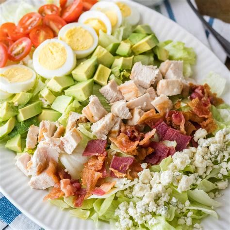 How many sugar are in classic cobb salad - calories, carbs, nutrition