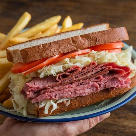 How many sugar are in classic reuben sandwich - calories, carbs, nutrition