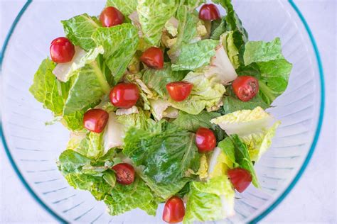 How many sugar are in classic romaine salad - calories, carbs, nutrition