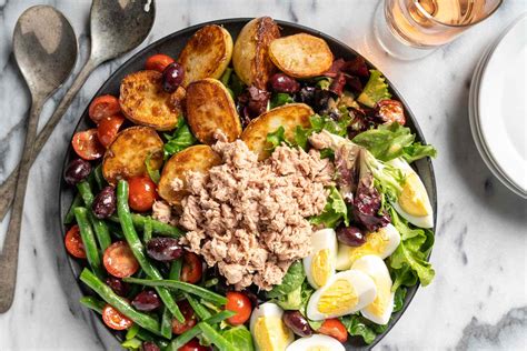 How many sugar are in classique nicoise salad - calories, carbs, nutrition