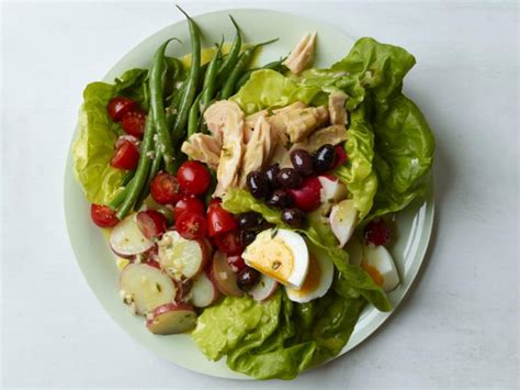 How many sugar are in classique nicoise salad plate - calories, carbs, nutrition