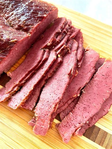 How many sugar are in corned beef reuben - calories, carbs, nutrition