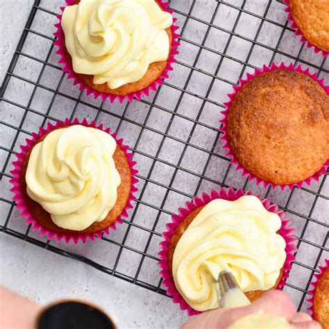 How many sugar are in cream cheese icing, sweet - calories, carbs, nutrition
