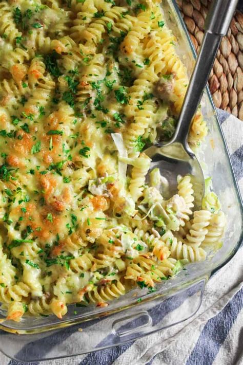 How many sugar are in creamy tuna and fusilli pasta bake topped with cheddar cheese - calories, carbs, nutrition