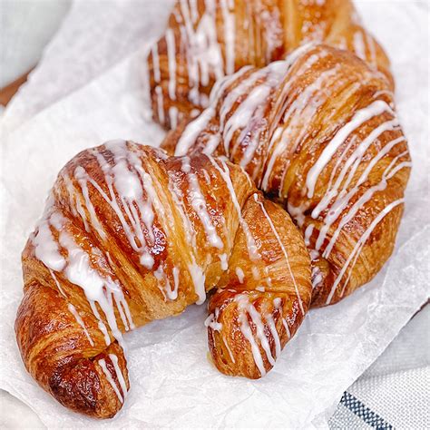 How many sugar are in croissant cinnamon large 1 ea - calories, carbs, nutrition