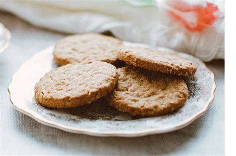 How many sugar are in crunchy caramel biscuit - calories, carbs, nutrition