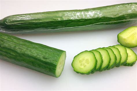 How many sugar are in cucumber seedless halved sliced 1/4