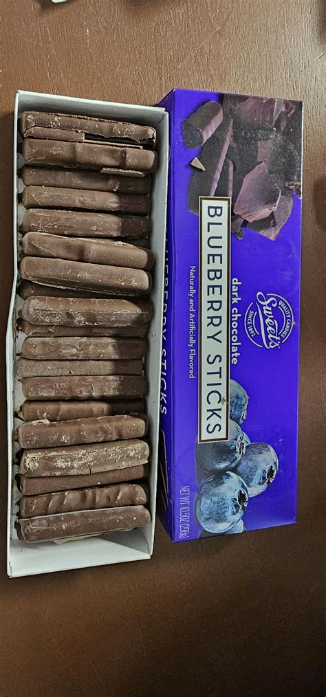 How many sugar are in dark chocolate blueberry - calories, carbs, nutrition