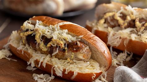 How many sugar are in dearborn bratwurst with bun - calories, carbs, nutrition