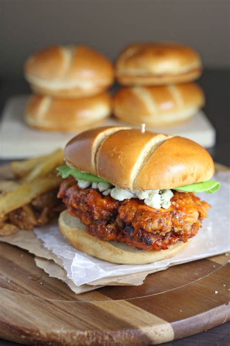 How many sugar are in deluxe crispy buffalo chicken sandwich - calories, carbs, nutrition