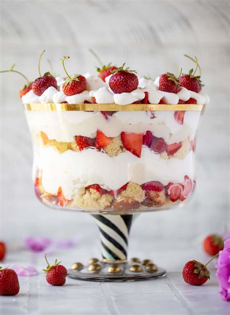 How many sugar are in dessert parfait 5 oz strawberry shortcake trifle - calories, carbs, nutrition