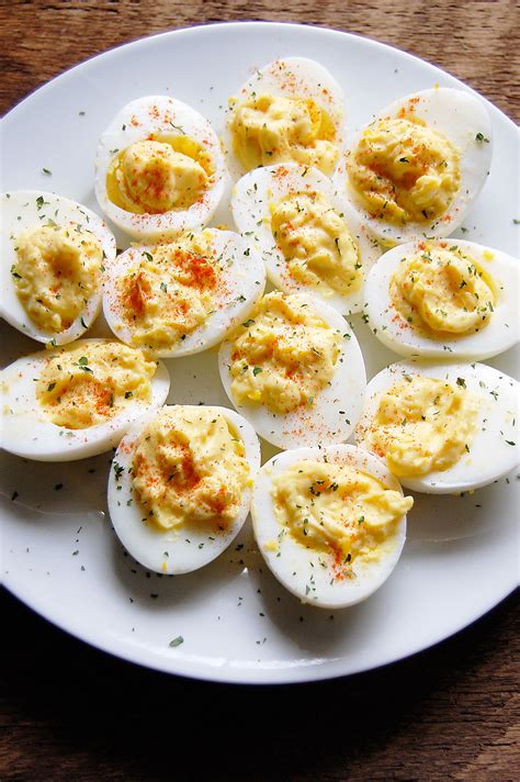 How many sugar are in deviled egg halves - calories, carbs, nutrition