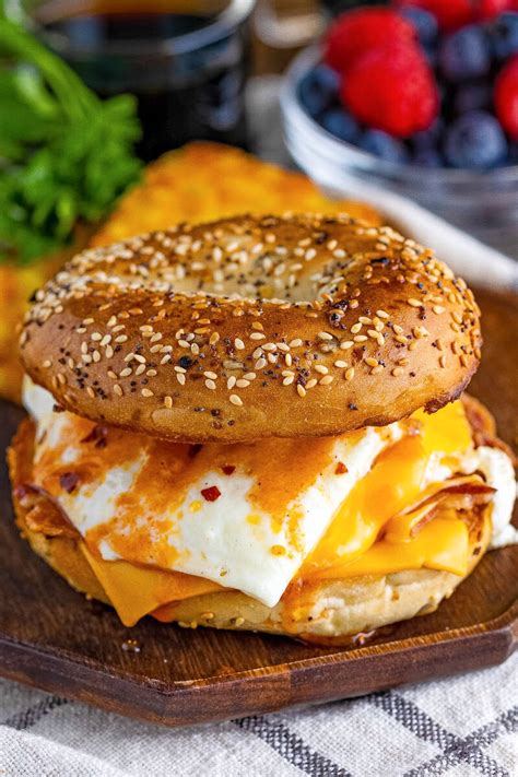 How many sugar are in egg and canadian bacon bagel (44582.0) - calories, carbs, nutrition