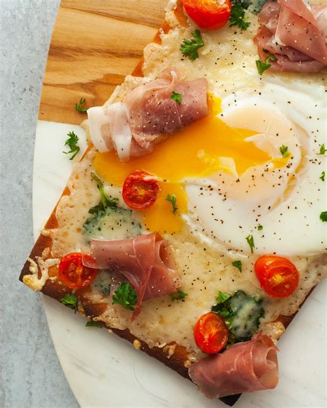 How many sugar are in egg breakfast flatbread pizza - calories, carbs, nutrition