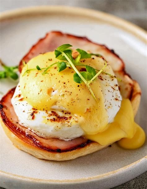 How many sugar are in eggs benedict americana - calories, carbs, nutrition