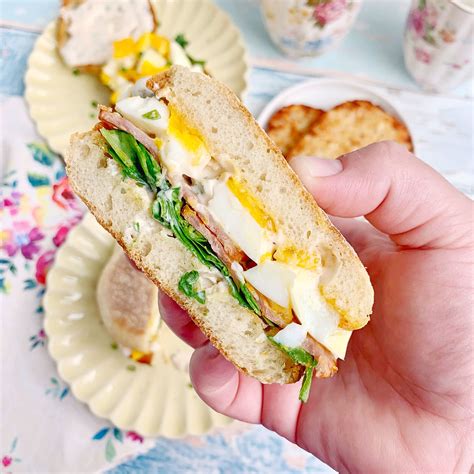 How many sugar are in eggs benedict sandwich - calories, carbs, nutrition