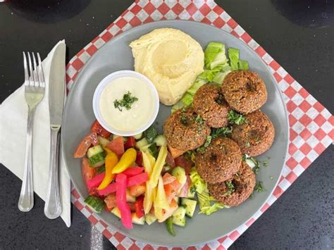 How many sugar are in falafel pita plate - calories, carbs, nutrition