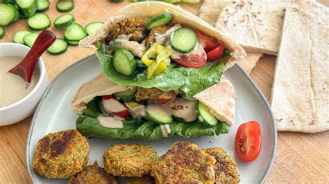 How many sugar are in falafel pita sandwich with tzatziki - calories, carbs, nutrition