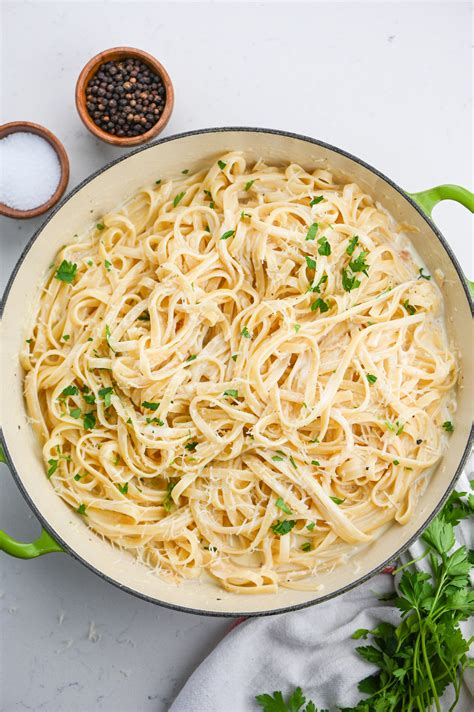 How many sugar are in fettuccini roasted garlic alfredo - calories, carbs, nutrition