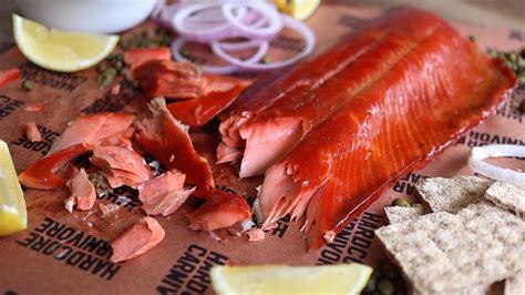 How many sugar are in flaked smoked salmon - calories, carbs, nutrition