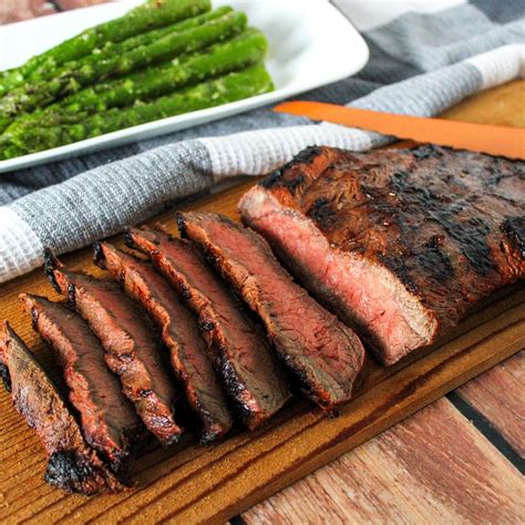 How many sugar are in flat-iron steak - calories, carbs, nutrition