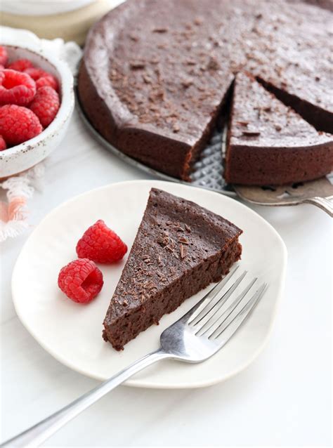 How many sugar are in flourless chocolate cake - calories, carbs, nutrition